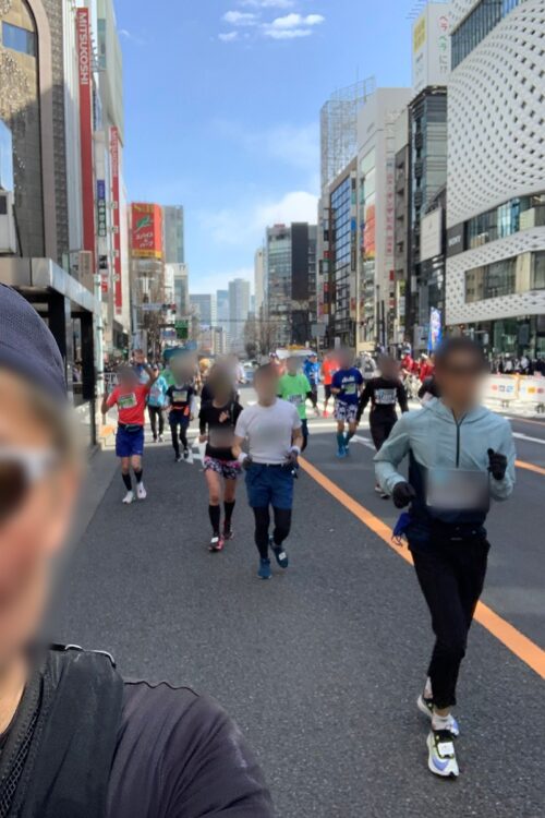 青空の下、厚底ランを楽しむ人も多かった東京マラソン