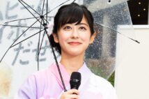 雨のなか会見にのぞむ斎藤ちはるアナ（2019年）