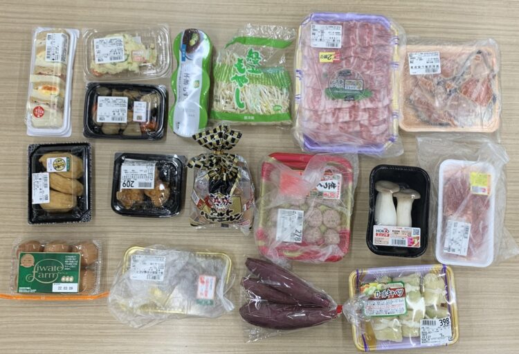 オバ記者が買った1週間分の食料。週末に1週間分の食料を買いに出かけるのが、ひとり暮らしのオバの楽しみ。近所には大きなスーパーが3軒あるうち、今日は最寄りの『ライフ』で、