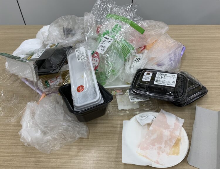 これに上の食品が入っていたわけ。改めて見るとなんですか、これは!!どっちが主役かわからない包装