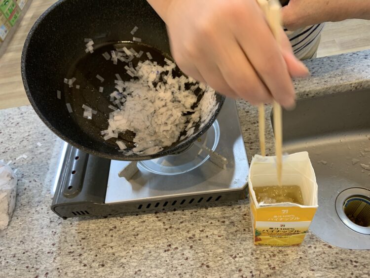 紙パックに流し込む