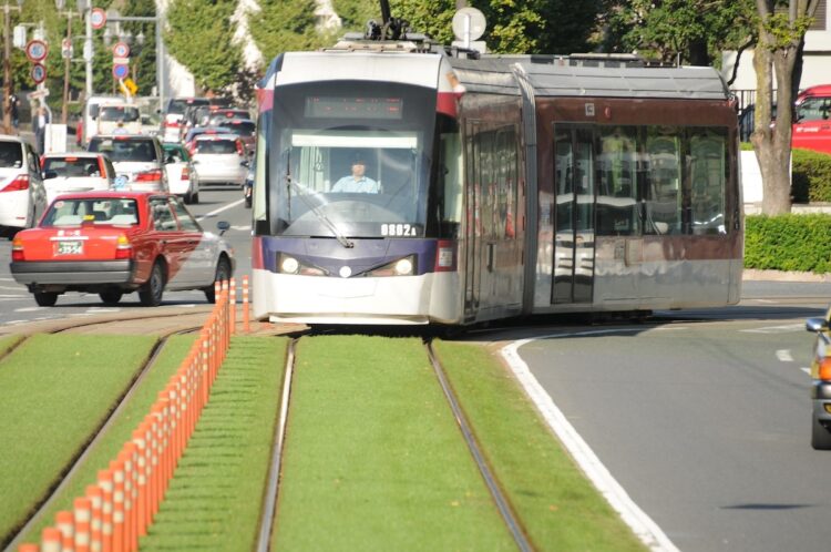 辛島町付近を走る熊本市電の2009年から走る0800形。今後、輸送力を高めるべく3両編成の新型車両の導入が予定されている