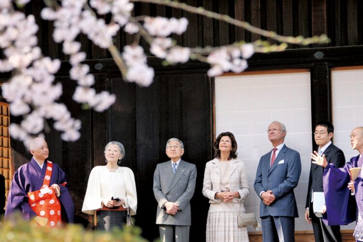 上皇后上皇后両陛下は2007年、来日中のスウェーデン国宝夫妻とともにご鑑賞（撮影／JMPA）