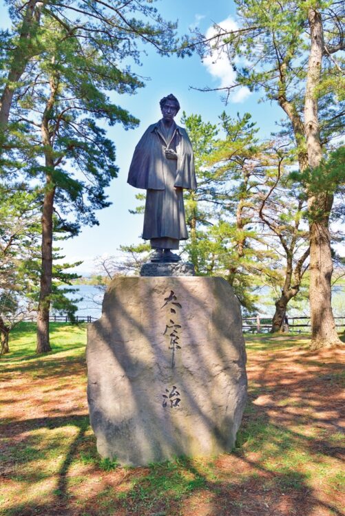 太宰の銅像も（写真／AFLO）