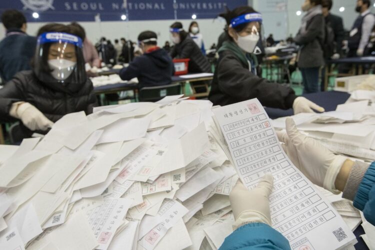 開票の様子（Getty Images）