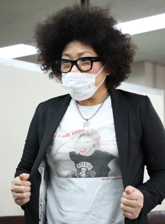 2021年5月19日、木村花さんへの中傷投稿をめぐる訴訟の判決後、娘の花さんがプリントされたシャツを着て記者会見を行った母の響子さん（時事通信フォト）