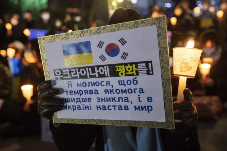 ロシアのウクライナ侵攻に抗議する韓国・ソウルの市民たち（AA/時事通信フォト）