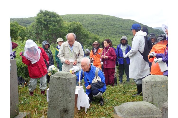 択捉島蘂取墓地で先祖に手を合わせる（2018年）