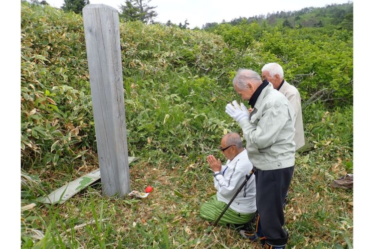 国後島ラシコマンベツ墓地にて（2019年）