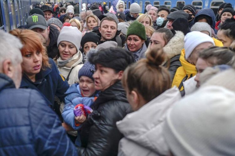 ウクライナ南部オデッサの駅に殺到する避難民たち（AFP=時事）