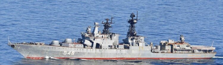 3月10日、津軽海峡を横断したロシアの軍艦（時事通信フォト）