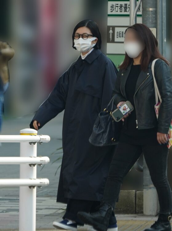 友人と合流する持田香織(2022年3月)