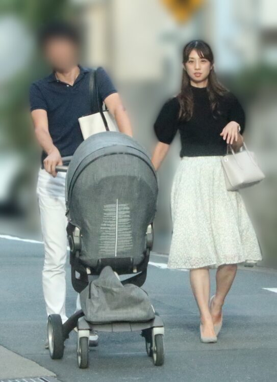 1年の勉強での合格となるか（写真は結婚直前の2018年8月、離婚した夫と）