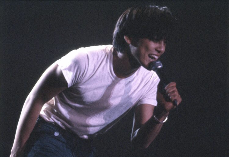 1985年の代々木オリンピックプールのライブでの尾崎豊（撮影／Teruhisa Tajima）