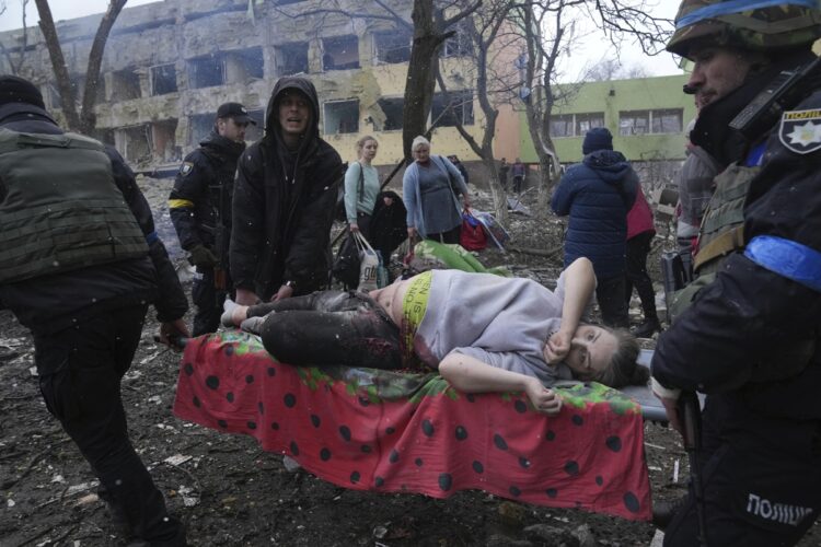 爆撃を受けた小児病院（写真／AFLO）