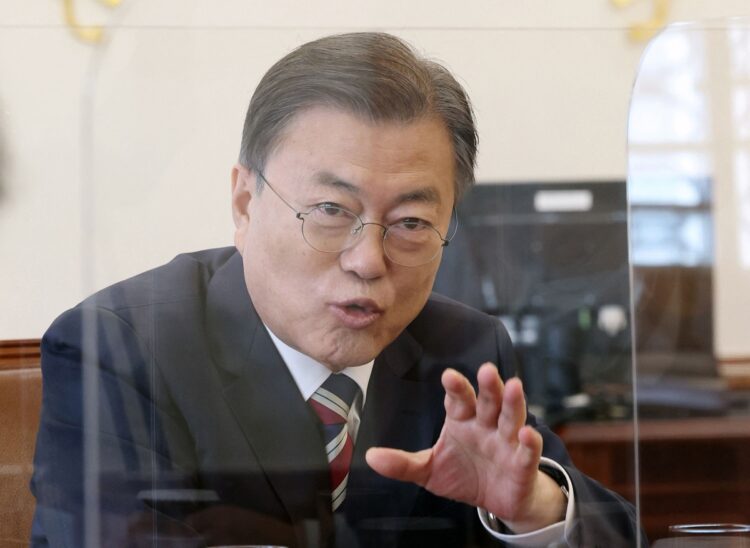 韓国では政権交代の度に前大統領が厳しい追及を受けてきた（写真は文在寅氏／AFP＝時事）