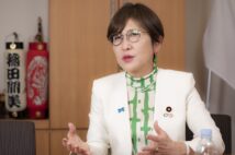 稲田氏は福井県越前市生まれだが、4歳で京都に引っ越している。地元との地縁は薄く、世襲でも元官僚でもない