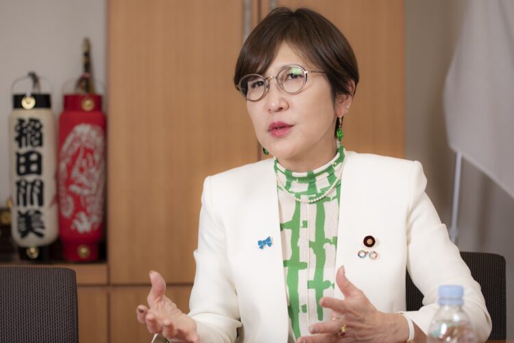 稲田氏は福井県越前市生まれだが、4歳で京都に引っ越している。地元との地縁は薄く、世襲でも元官僚でもない