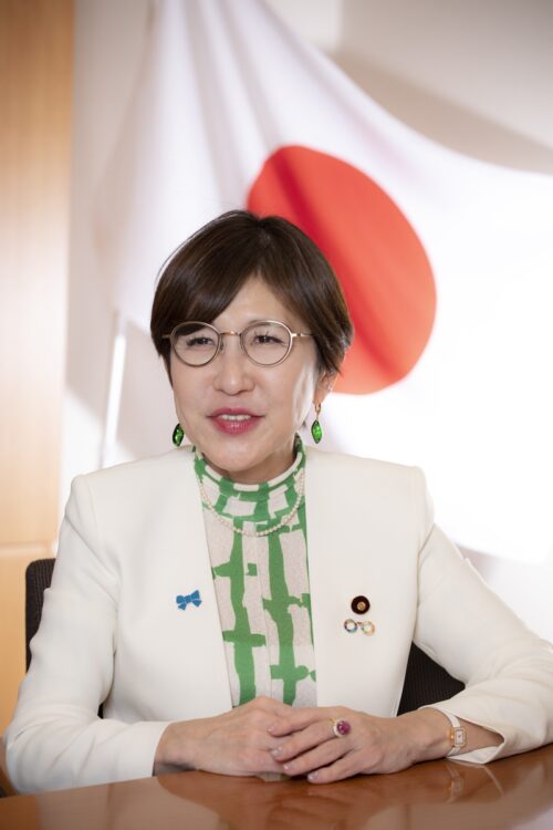 稲田氏の政界デビューは比較的遅い