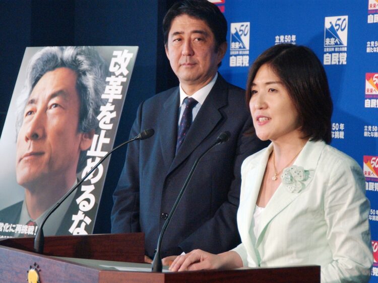 2005年に初出馬した衆院選で記者会見する稲田氏（時事通信フォト）