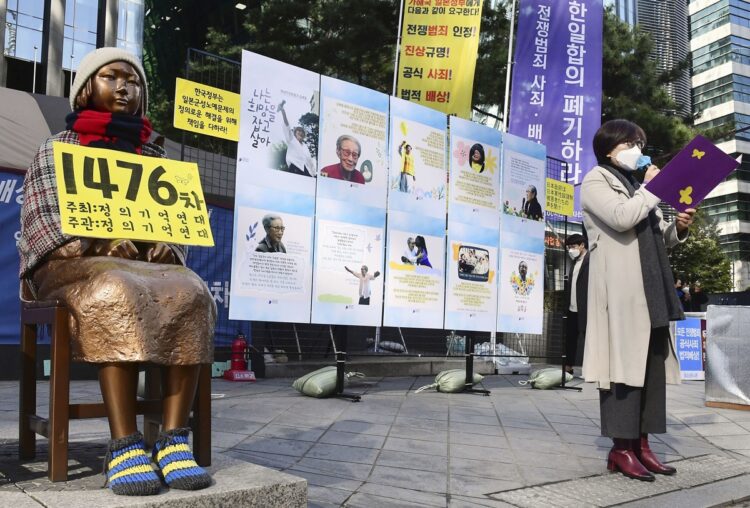 慰安婦問題はどう対応するのか（写真は2021年ソウルで開かれた正義連の定例集会／共同通信社）