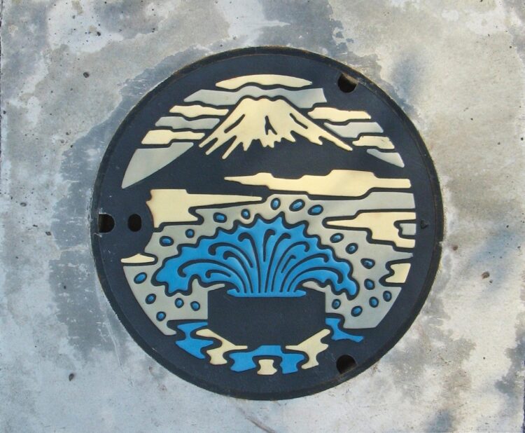 静岡県富士市の木之元神社にある、神事に用いる井戸のためのマンホール