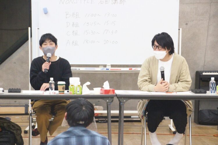 石田氏（左）の授業は常に熱く、生徒に人気