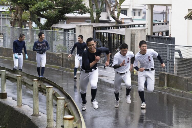 時折、スコールのような強い雨風が襲うことも。年間の雨量は屋久島が上回るものの、曇天が多い奄美大島は国内でも日照時間が突出して短いことで知られる