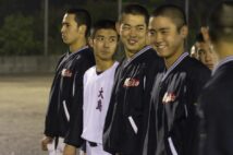 （左端から）主将の武田、エースの大野、キャッチャーの西田らは親子2代で大島高校