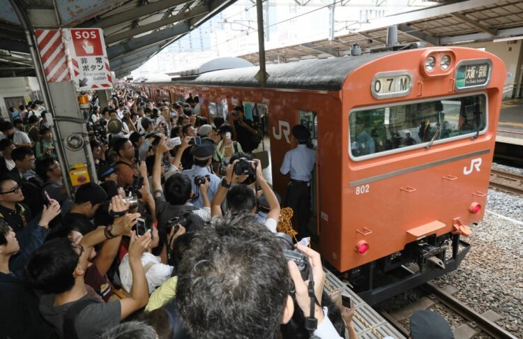 2017年10月、JR西日本の大阪環状線を引退する103系ラストラン。大勢のファンに見守られる中、京橋駅に到着した（時事通信フォト）