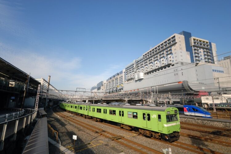 奈良線103系普通電車。2022年3月に定期運行を引退したが、こちらもサイレントラストランだった（時事通信フォト）