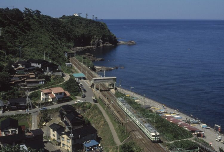 サイレントラストランでJR東日本での定期運行を終了した115系。かつて信越本線、青海川駅付近を走行していた当時の様子（時事通信フォト）