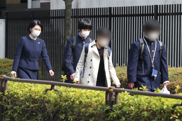 進まれる大学に関し議論も起きる（写真はお茶の水女子大学付属中の卒業式の日、徒歩で筑附高へ紀子さまと悠仁さま）