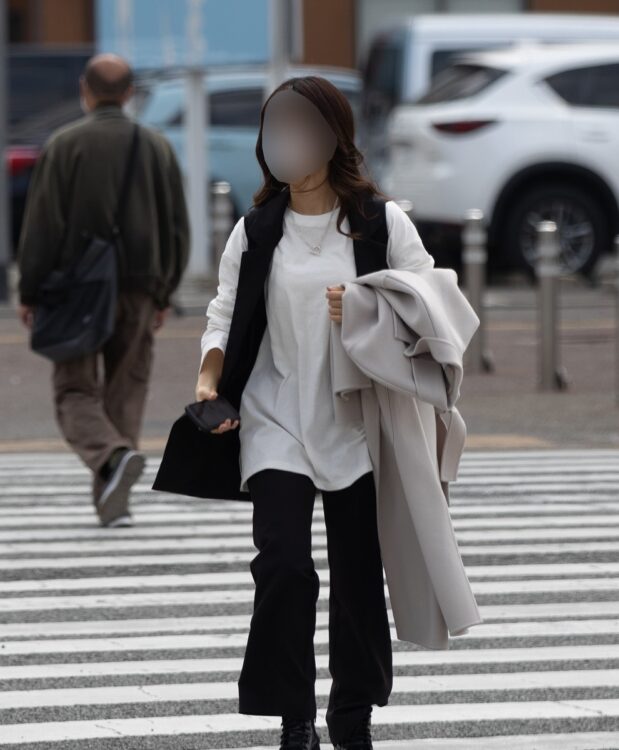 福岡の地の横断歩道を渡るCさん