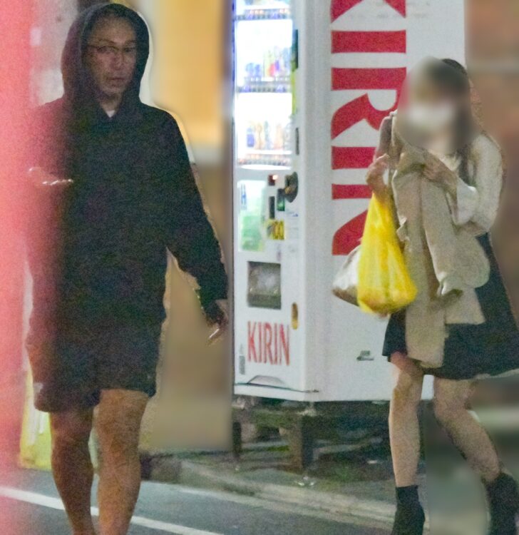 3月、そば割烹店から出てきた海老蔵とデート相手のA子さん。デートは深夜まで続いた