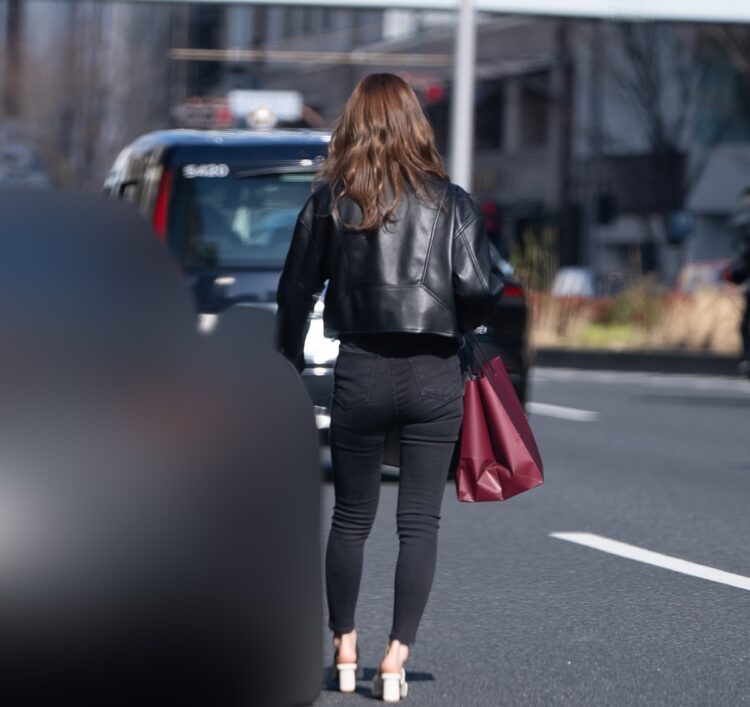 海老蔵の高級車に乗り込む