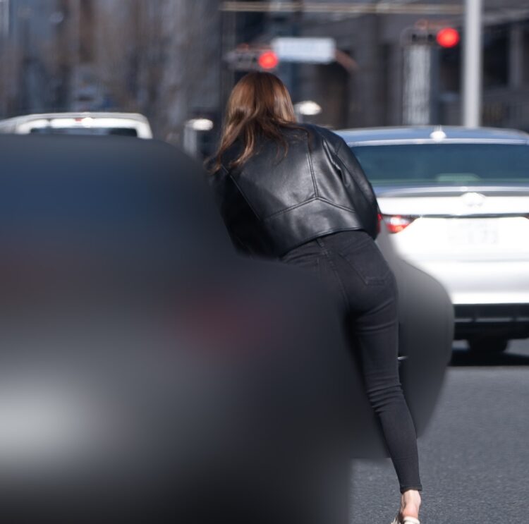 東京で海老蔵の車に乗り込んでいく姿も目撃されたB美さんは、海老蔵とホテルの同じ部屋に入った