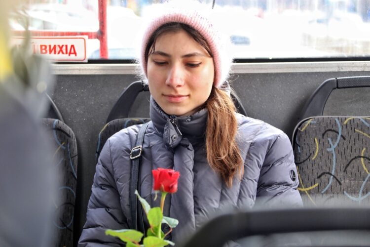 国際女性デーを祝う赤いバラを贈られたウクライナ女性。2022年3月8日、ウクライナ・オデッサ（イメージ、Ukrinform/時事通信フォト）