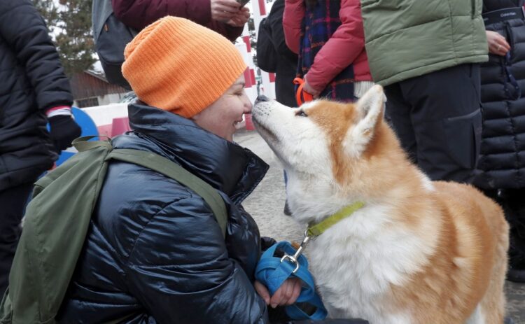 ウクライナからルーマニア国境を越え、愛犬とキスする女性（イメージ、時事通信フォト）