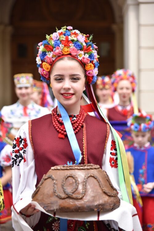 民族衣装を着たウクライナ女性（イメージ、SPUTNIK/時事通信フォト）