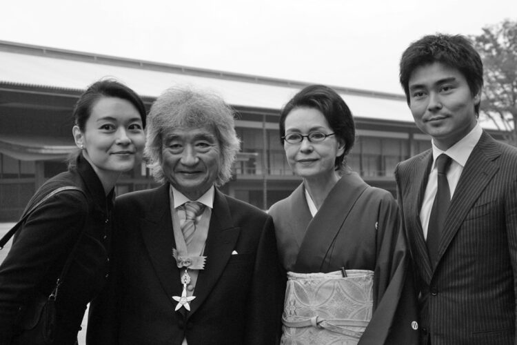 2008年、征爾氏の文化勲章の親授式での家族写真（左から征良さん、征爾氏、ベラさん、征悦）