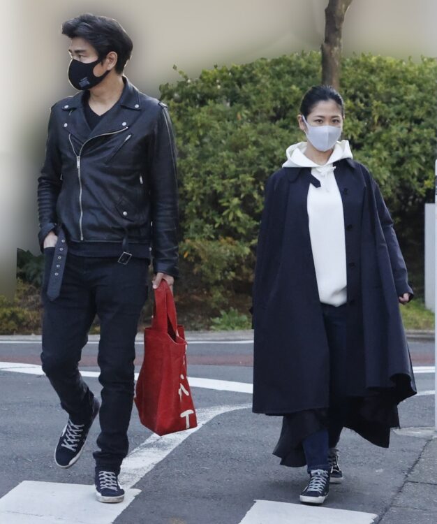 3月中旬、散歩に出た小澤征悦と桑子真帆アナ