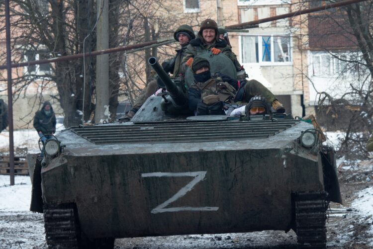 ウクライナ東部のドネツクで戦車を使ってパトロールするロシア軍（時事通信フォト）