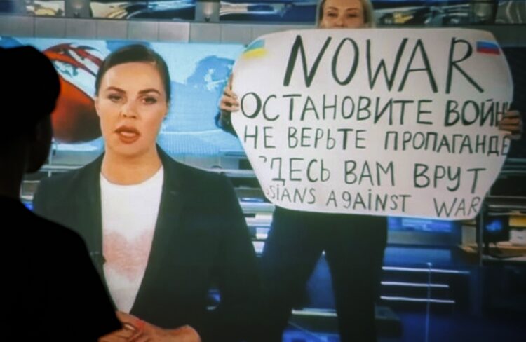 「戦争反対」のプラカードをテレビの生放送で掲げた女性局員は、反戦の意志を事前にSNSへ投稿していた（写真／時事通信社）