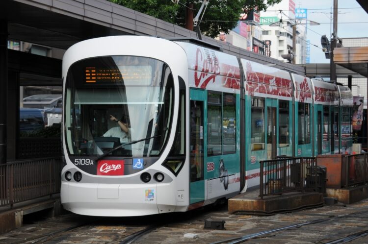 広島駅で発車準備をする5100形グリーンムーバーmax（2012年撮影：小川裕夫）