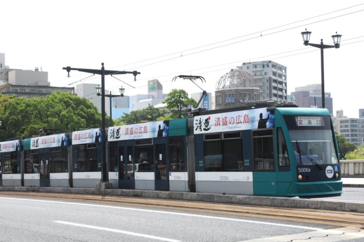 路面電車に革命を起こしたとまで言われる広電5000形グリーンムーバー。低床車は、路面電車のスタンダードになりつつある（2012年撮影：小川裕夫）