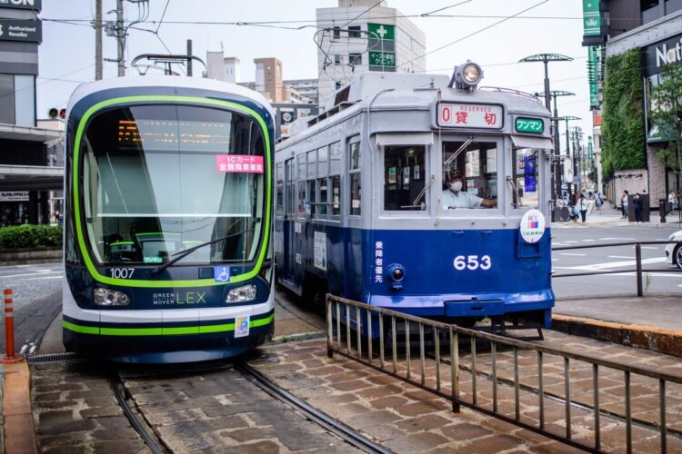 広島電鉄のグリーンムーバーLEX（左）。超低床車で全扉にICリーダーがある（時事通信フォト）