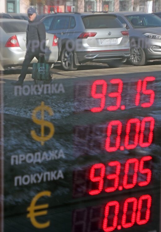 2022年3月末、モスクワ近郊での外貨両替。米ドルとユーロの購入価格は「0」。市民は外貨を売ることはできても買えない（EPA＝時事）