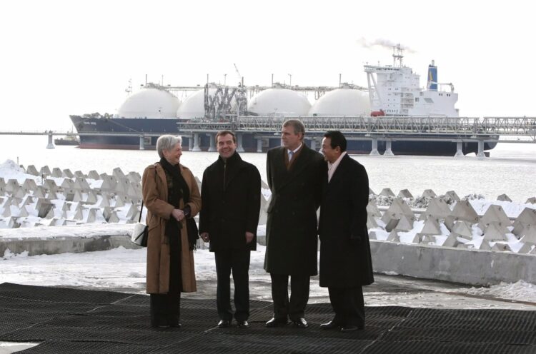 2009年2月、「サハリン２」のＬＮＧ基地視察する左から、オランダのマリア・ファンデルフーフェン経済相、メドベージェフ・ロシア大統領、アンドルー英王子、麻生太郎首相（すべて当時、EPA＝時事）