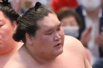 膝に爆弾を抱える横綱・照ノ富士(時事通信フォト)